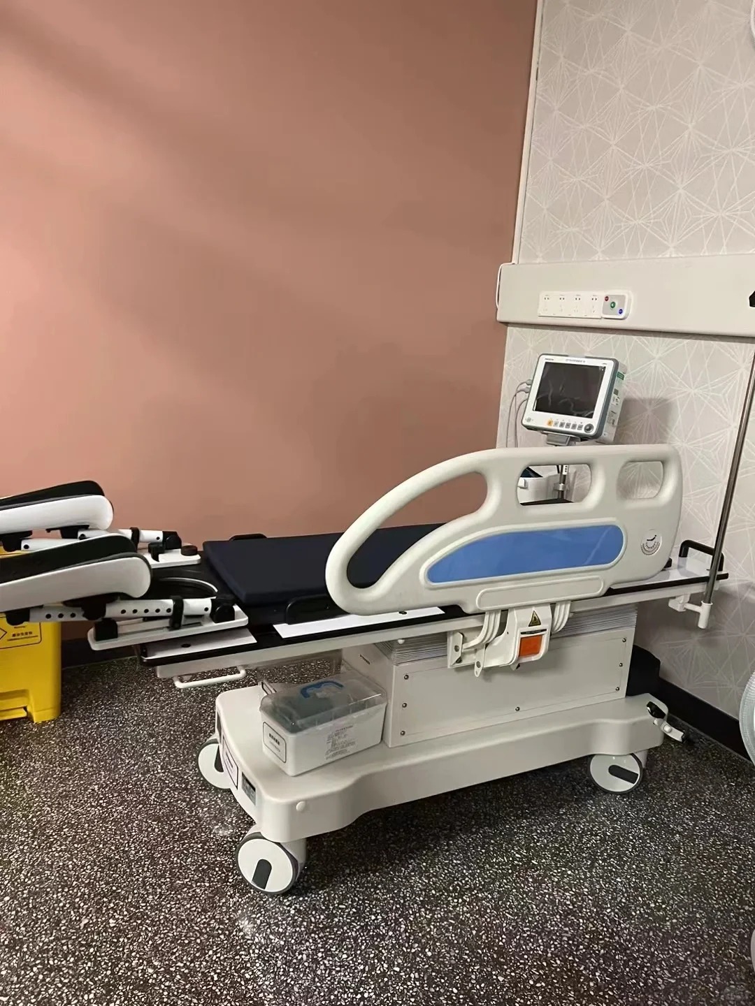 Modern inpatient room at Guangzhou Concord Cancer Center