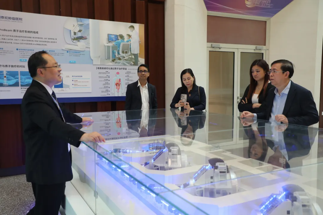 GCCC experts explain the proton therapy system model to the delegation